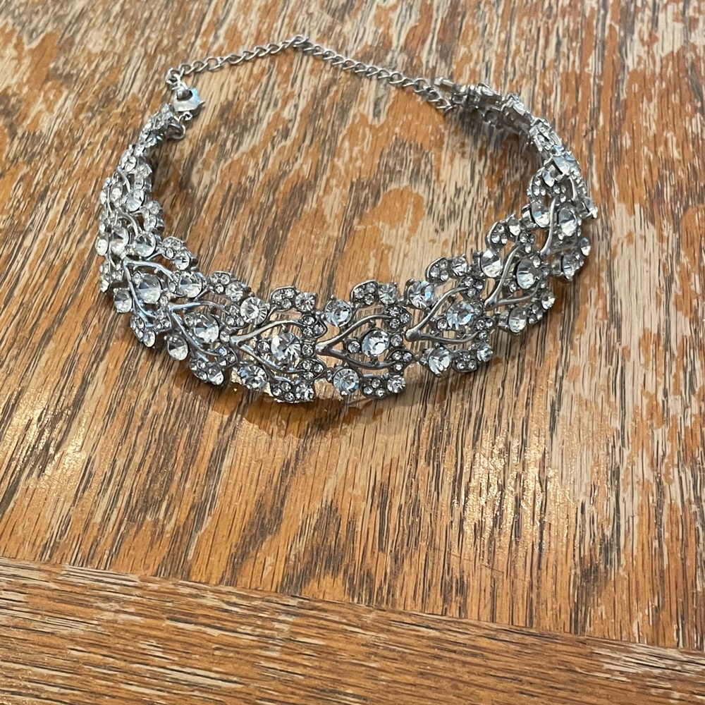 Elegant Silver Floral Necklace
